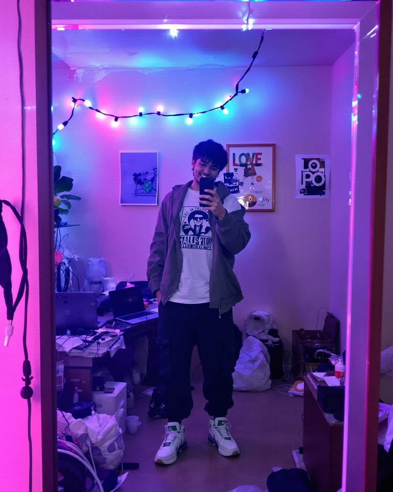 Streetwear ciber en una habitación con LED de neón